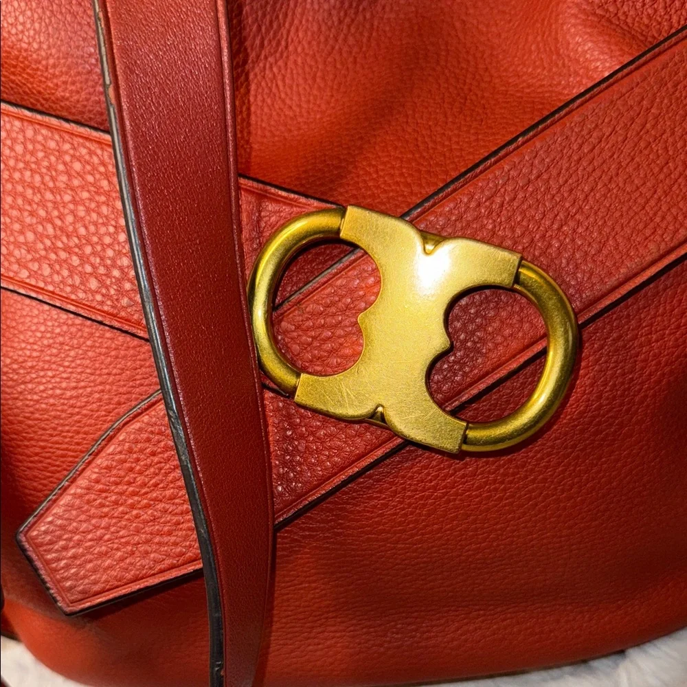 Tory Burch Gemini Link Redwood Leather Shoulder Bag with Gold tone Accent - Picture 4 of 16
